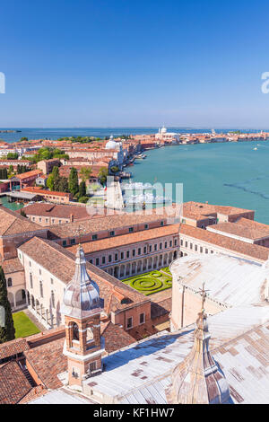 Venedig Italien Venedig die Insel Giudecca vom Campanile der Kirche von San Giorgio Maggiore Insel San Giorgio Maggiore Lagune von Venedig Italien Stockfoto