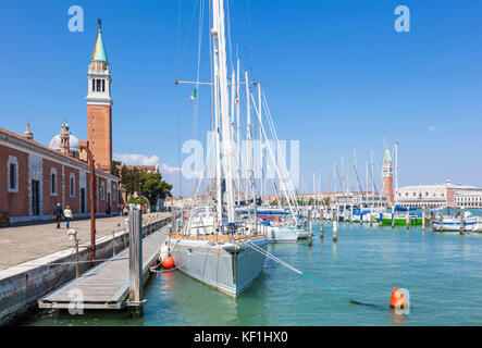 Venedig Italien Venedig Yachten vor Anker in der Marina San Giorgio Maggiore Insel San Giorgio Maggiore Lagune von Venedig Italien EU Europa Stockfoto