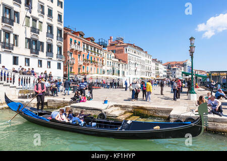 Venedig Italien Venedig Gondoliere und Gondeln, die warten, von der Ponte della Paglia über den Rio di Palazzo für eine Gondelfahrt in Venedig Italien EU Europa Stockfoto