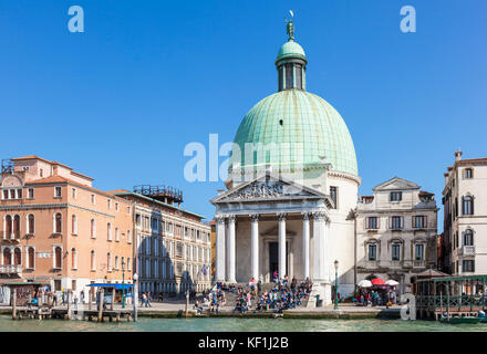 Venedig Italien Venedig Touristen setzte sich auf die Stufen vor der Chiesa di San Simeone Piccolo Kirche Santa Croce Venedig Italien EU Europa Stockfoto