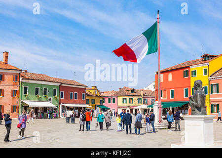 Venedig Italien Venedig italienische Flagge auf der Piazza Baldassare Galuppi Burano Hauptplatz Insel Burano, die Insel der Lagune von Venedig Venedig Italien Europa fliegen Stockfoto