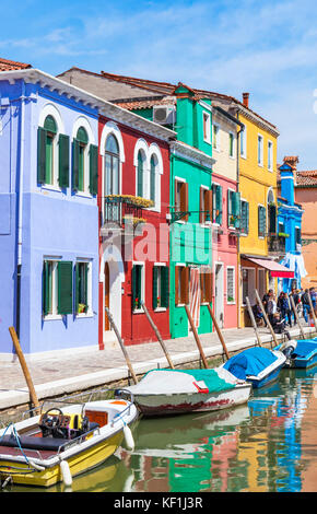 Venedig Italien Venedig bunte Häuser an einem Kanal auf der Insel Burano Venedig Lagune Metropolitan Stadt Venedig Italien EU Europa Stockfoto