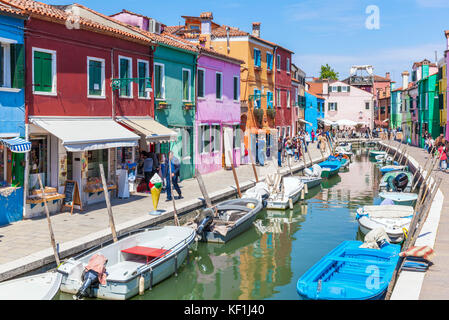 Venedig Italien Venedig bunt bemalten Häusern an einem Kanal auf der Insel Burano Venedig Lagune Metropolitan Stadt Venedig Italien EU Europa Stockfoto