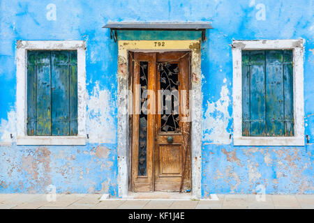 Venedig Italien Venedig Fishermans Haus Schäbig blau lackiert Haus mit hölzernen Tür und blauen Fensterläden Insel Burano, die Lagune von Venedig Venedig Italien Europa Stockfoto