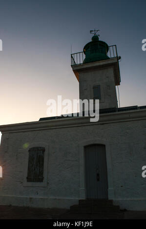 Korsika: Sonnenuntergang auf dem pietra Leuchtturm (1857) an der Spitze der Ile de la Pietra (Stone Island), den Felsvorsprung Île-Rousse (Rote Insel) Stockfoto