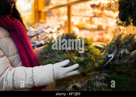 Frau mit Tannenbaum Kranz, Weihnachtsmarkt Stockfoto