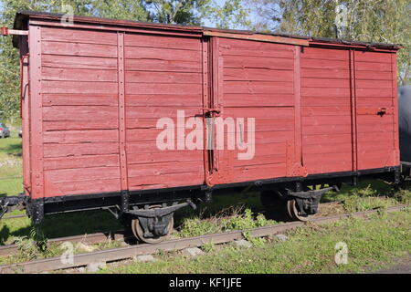 Alte hölzerne Güterwagen. Teil zerstört. Stockfoto
