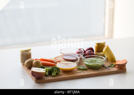 Gemüse pürieren oder Babynahrung im Glas Schalen Stockfoto