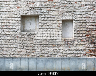 Blind gewölbten Keller Fenster in der Alten roten Ziegeln Haus im Hintergrund Stockfoto