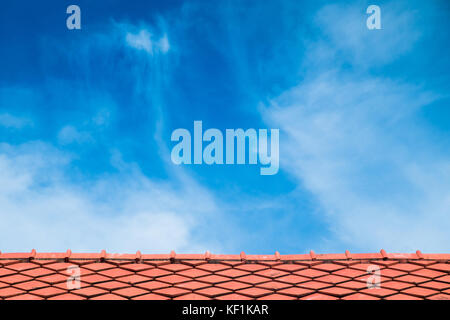 In der Nähe Antike rote Dachziegel mit blauen Himmel. Stockfoto