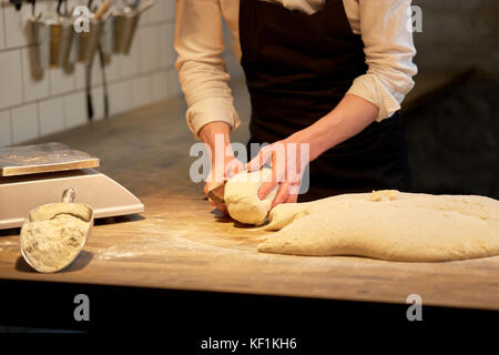 Baker portionierung Teig mit Sitzbank kutters Bäckerei Stockfoto
