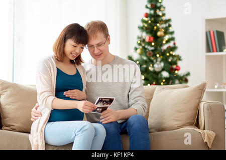 Glückliches Paar mit Ultraschall Bilder zu Weihnachten Stockfoto