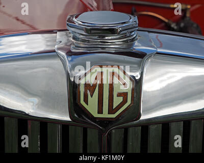 Detail der Rot Classic Car, chrom Kühlerdeckel und Emaille MG Abzeichen Stockfoto