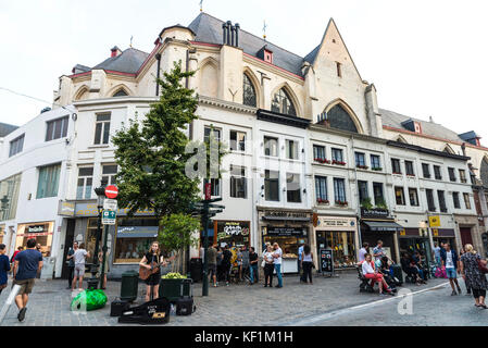 Brüssel, Belgien - 26. August 2017: Straßenmusiker und Menschen auf einer Straße in Brüssel, Belgien Stockfoto