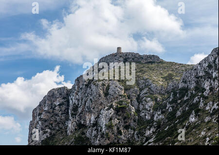 Albercutx Wachtturm vom Aussichtspunkt Es colomer in Pollenca, Mallorca (Balearen, Spanien) Stockfoto