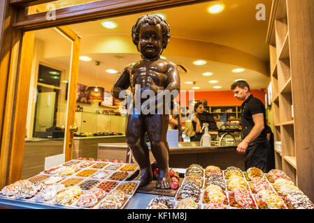 Brüssel, Belgien - 26. August 2017: Statue der Schokolade von Manneken pis als Süßwarenladen Dekoration mit Personen im historischen Zentrum von B. Stockfoto