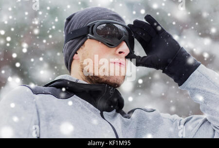 Nahaufnahme der Sport Mann mit skibrille im Winter Stockfoto