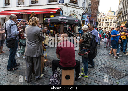 Brüssel, Belgien - 26 August, 2017: Band der Straßenmusikanten und Menschen zu Fuß auf einer Straße in Brüssel, Belgien Stockfoto