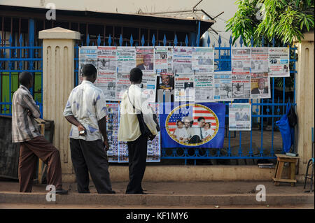 MALI, Bamako, Kiosk mit Zeitungen in französischer Sprache und Bild von Barack und Michelle Obama Familie Stockfoto