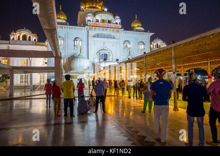 DELHI, INDIEN - 19. SEPTEMBER 2017: Menschenmenge auf dem plaza im berühmten Sikh Gurdwara Goldenen Tempel Harmandir Sahib in Indien Stockfoto