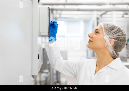 Frau Programmierung Computer im Ice Cream Factory Stockfoto