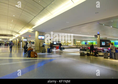 HOUSTON, ESA 19. SEPTEMBER 2017: Nicht identifizierte Passagiere, die mit Kutsche auf dem Flughafen Houston Intercontinental Airport, Houston, TX, laufen Stockfoto