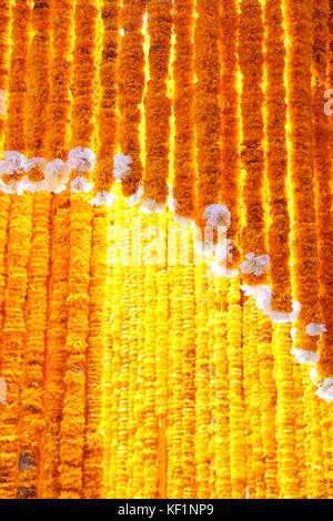 Blumenarrangement Tunnel in Thai Royal Einäscherung Zeremonie bei Pak klong Blumenmarkt Stockfoto