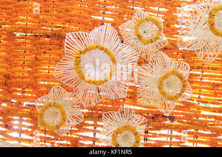 Blumenarrangement Tunnel in Thai Royal Einäscherung Zeremonie bei Pak klong Blumenmarkt Stockfoto