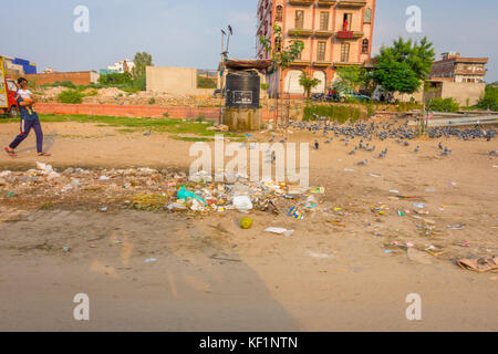 Jaipur, Indien - 19. September 2017: Unbekannter Leute Müll auf den Straßen in Jaipur, Indien. Indien ist ein sehr schmutziges Land Stockfoto