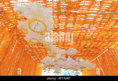 Blumenarrangement Tunnel in Thai Royal Einäscherung Zeremonie bei Pak klong Blumenmarkt Stockfoto