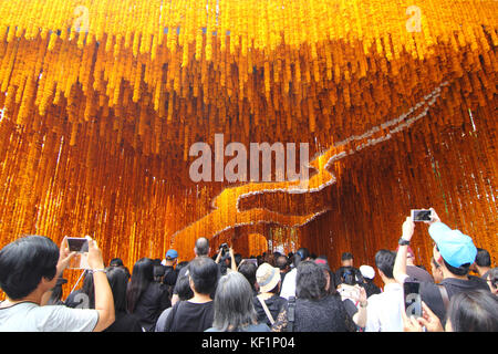 Bangkok, Thailand - 24 Oktober, 2017: Blumenarrangement Tunnel in Thai Royal Einäscherung Zeremonie bei Pak klong Blumenmarkt Stockfoto