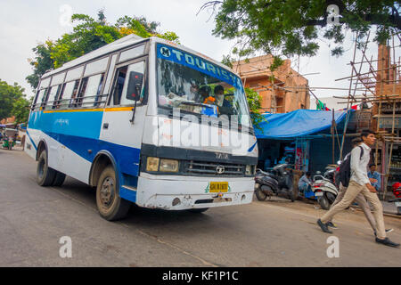 Delhi, Indien - 19. September 2017: In der Nähe der gelehrten Bus in den Straßen von paharganj, während einige Schülerinnen und Schüler sind zu Fuß, mit vielen touristischen Aufenthalt in der Gegend in Delhi in Indien Stockfoto