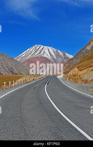 Asphalt Autobahn in die Berge, Blick auf die georgische Armee Straße Stockfoto