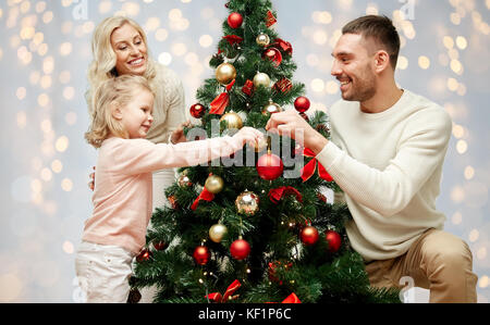 Happy Family schmücken Weihnachtsbaum Stockfoto