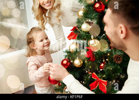 Happy Family schmücken Weihnachtsbaum Stockfoto