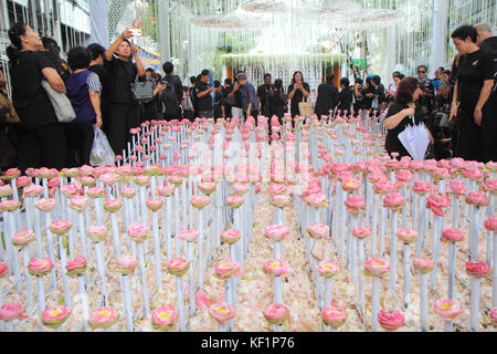 Bangkok, Thailand - 24 Oktober, 2017: Blumenarrangement Tunnel in Thai Royal Einäscherung Zeremonie bei Pak klong Blumenmarkt Stockfoto