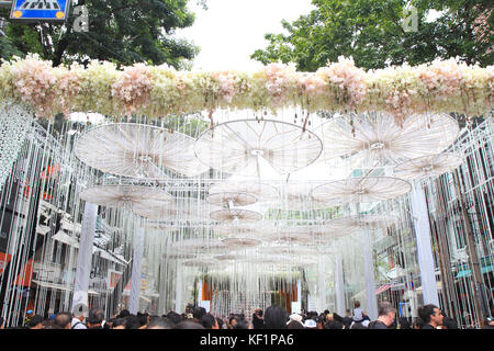 Bangkok, Thailand - 24 Oktober, 2017: Blumenarrangement Tunnel in Thai Royal Einäscherung Zeremonie bei Pak klong Blumenmarkt Stockfoto