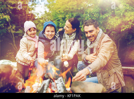 Happy Family rösten Marshmallow über dem Lagerfeuer Stockfoto