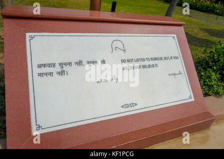 Delhi, Indien - 25. September 2017: informative Schild über einem Grab mit einer schönen Worte in rajghat New Delhi, Memorial in Delhi, Indien geschrieben Stockfoto