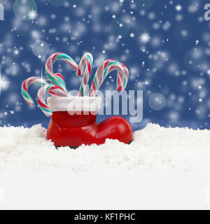 Weihnachten Zuckerstangen in santas Boot auf Schnee Stockfoto