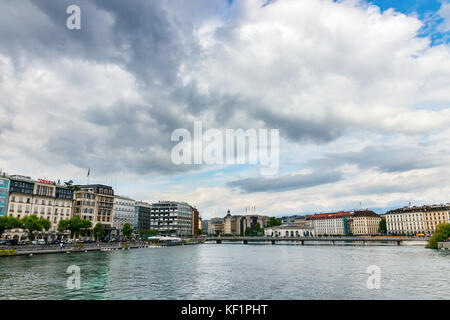 Blick auf die Altstadt mit der Rhone und der Brücke Pont de la Machine unter einem bewölkten Himmel. Genf, Schweiz. Stockfoto