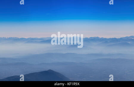 Luftaufnahmen blue Skyline mit Berglandschaft Stockfoto