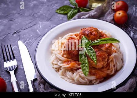 Pasta Spaghetti mit hackbällchen und Tomatensauce. Stockfoto
