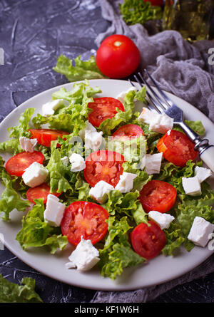 Gesunde Salate mit Tomaten und Feta Käse Stockfoto