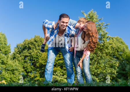 Papa mit Sohn Huckepack auf dem Rücken Stockfoto