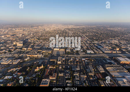 Nachmittag Luftaufnahme von Straßen und Gebäuden südlich von Downtown Los Angeles in Südkalifornien. Stockfoto