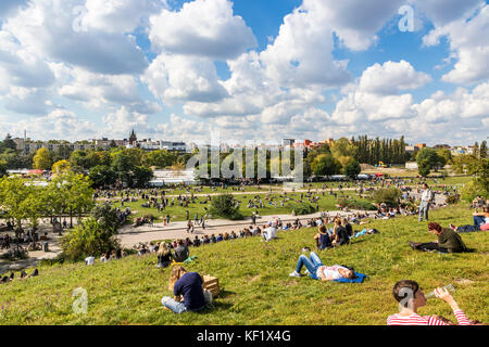 Die Menschen genießen den sonnigen Sonntag im Mauerpark in Berlin Stockfoto