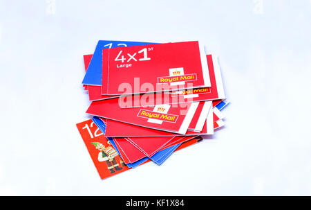 Einen Stapel Bücher der britische Briefmarken Stockfoto