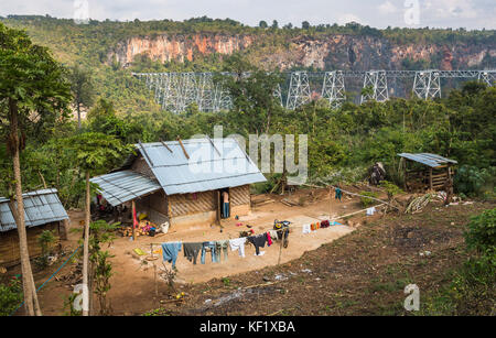 Lokales Haus durch die Goteik Viadukt, eine Eisenbahn Bock in Nawnghkio, zwischen Pyin Oo Lwin und Lashio, die wichtigste Stadt im nördlichen Shan Staat, Myanmar Stockfoto