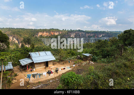 Lokales Haus durch die Goteik Viadukt, eine Eisenbahn Bock in Nawnghkio, zwischen Pyin Oo Lwin und Lashio, die wichtigste Stadt im nördlichen Shan Staat, Myanmar Stockfoto